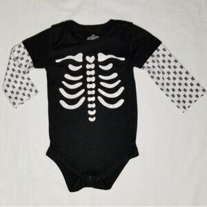 Halloween skull & crossbone onesie 12 mo 💲3 for $20🛒